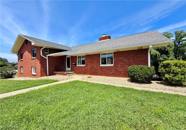 Photo 2 of Single family home for sale at 961 Lakeview Dr, Parkersburg, WV 26104 | MLS# 5232505 | Listing updated on 2026-09-08