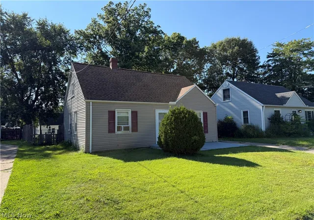Photo 2 of Single family home for sale at 866 Chinook Ave, Akron, OH 44305 | MLS# 5231891 | Listing updated on 2026-10-06