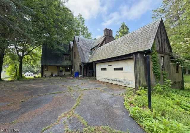 Photo 3 of Single family home for sale at 946 Park Blvd W, East Liverpool, OH 43920 | MLS# 5232449 | Listing updated on 2026-09-09