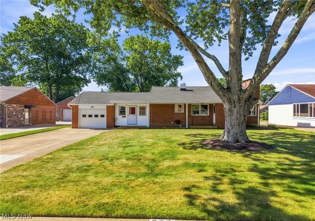 Photo 2 of Single family home for sale at 820 Harmon St Sw, North Canton, OH 44720 | MLS# 5232041 | Listing updated on 2026-09-22