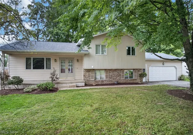 Photo 1 of Single family home for sale at 8488 Crystal Dr, Youngstown, OH 44512 | MLS# 5233005 | Listing updated on 2026-09-09
