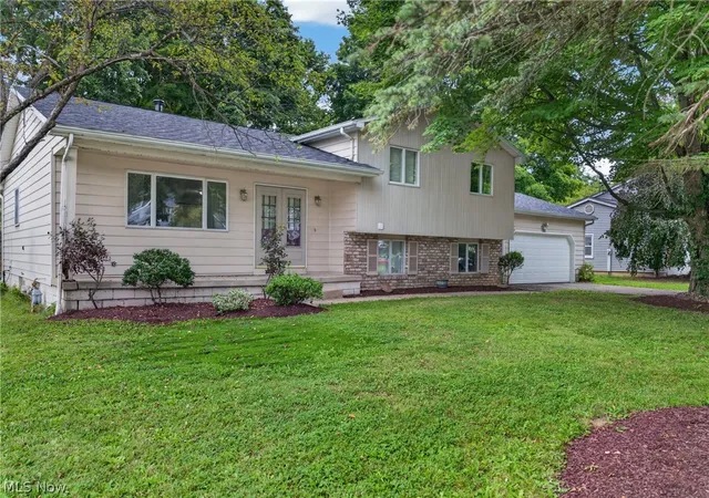 Photo 2 of Single family home for sale at 8488 Crystal Dr, Youngstown, OH 44512 | MLS# 5233005 | Listing updated on 2026-09-09