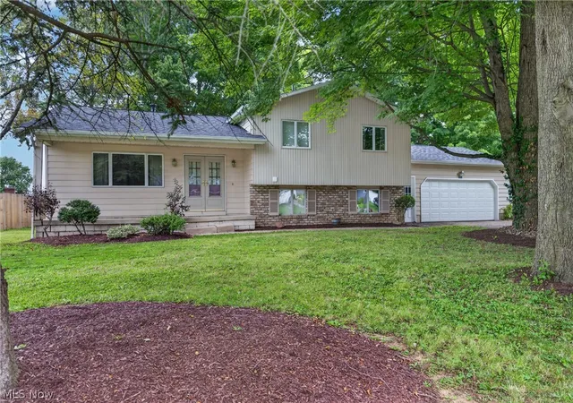 Photo 2 of Single family home for sale at 8488 Crystal Dr, Youngstown, OH 44512 | MLS# 5233005 | Listing updated on 2026-09-09
