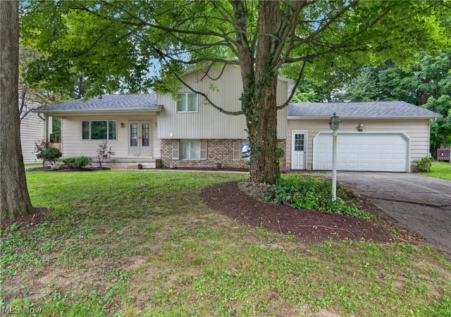 Photo 3 of Single family home for sale at 8488 Crystal Dr, Youngstown, OH 44512 | MLS# 5233005 | Listing updated on 2026-09-09