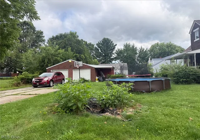Photo 3 of Sale Pending at 800 Tenney Ave, Campbell, OH 44405 | MLS# 5233072 | Listing updated on 2026-09-26