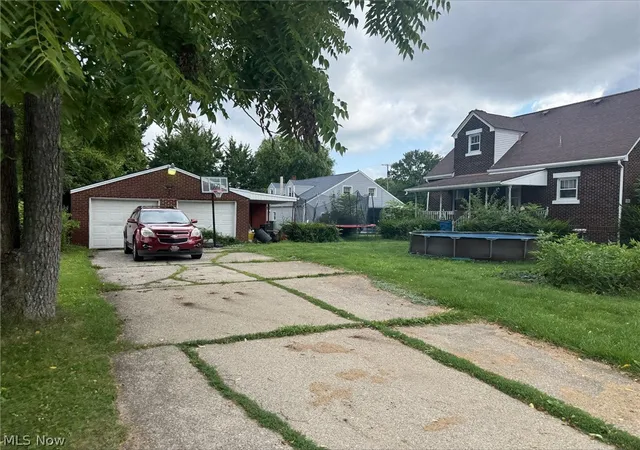 Photo 4 of Sale Pending at 800 Tenney Ave, Campbell, OH 44405 | MLS# 5233072 | Listing updated on 2026-09-26