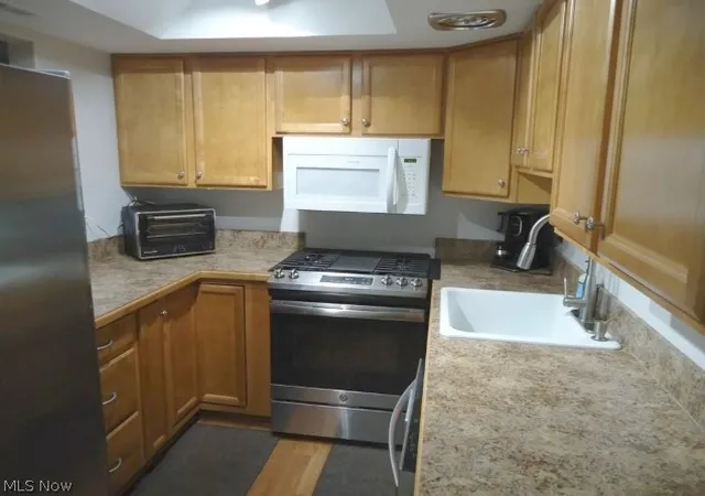 Photo 3 of Sale Pending at 306 Deepwood Dr, Wadsworth, OH 44281 | MLS# 5233031 | Listing updated on 2026-09-23