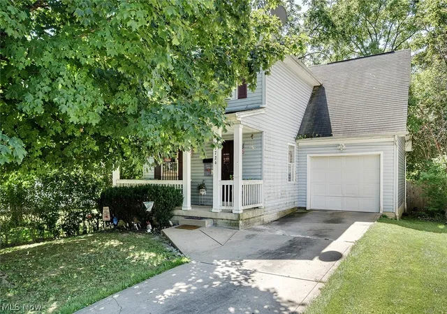 Photo 2 of Single family home for sale at 1724 Overland Ave, Youngstown, OH 44511 | MLS# 5233124 | Listing updated on 2026-09-15