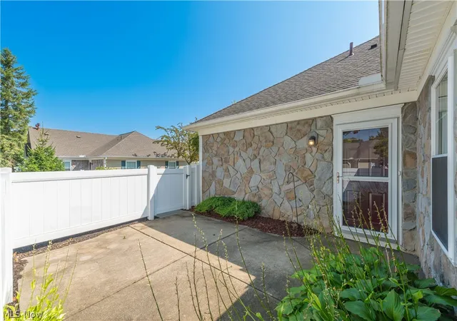 Listing Photo 4 - Condo for sale in building located at 8222 Cyrus Ln, Northfield, OH 44067