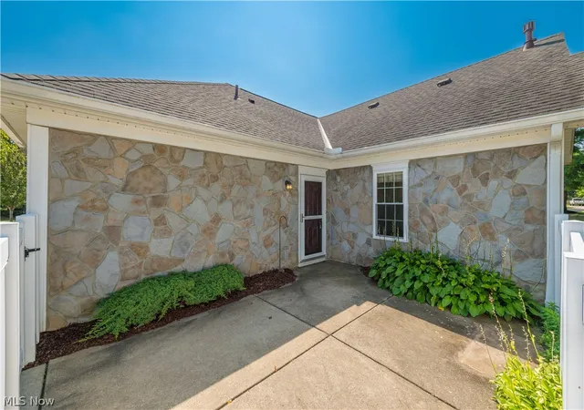 Listing Photo 5 - Condo for sale in building located at 8222 Cyrus Ln, Northfield, OH 44067