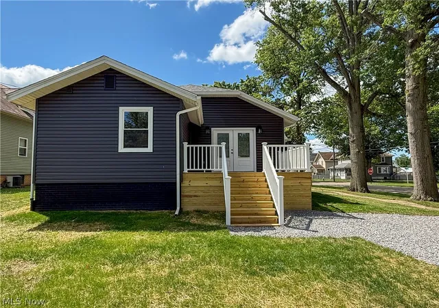 Photo 4 of Sale Pending at 105 E Vermont Ave, Sebring, OH 44672 | MLS# 5233134 | Listing updated on 2026-09-09