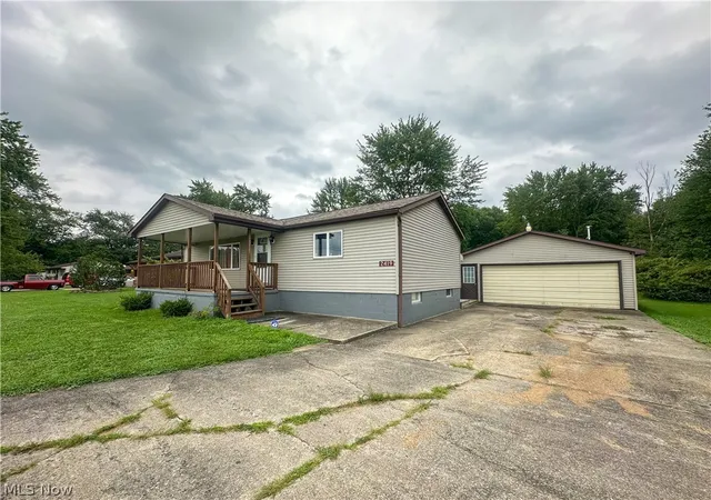 Photo 2 of Single family home for sale at 2419 Hewitt Gifford Rd Sw, Warren, OH 44481 | MLS# 5233315 | Listing updated on 2026-09-09