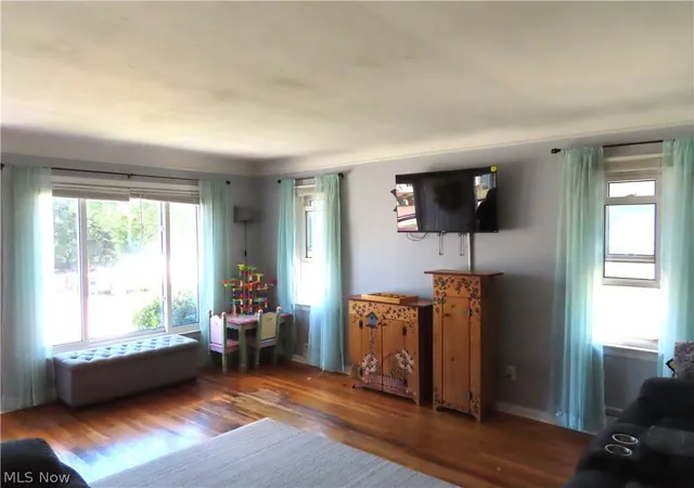 Photo 4 of Sale Pending at 8515 Renwood Dr, Cleveland, OH 44129 | MLS# 5233480 | Listing updated on 2026-09-06