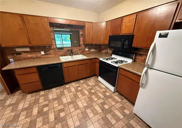 Photo 2 of Single family home for sale at 980 Killinger Rd, Green, OH 44216 | MLS# 5233435 | Listing updated on 2026-09-25