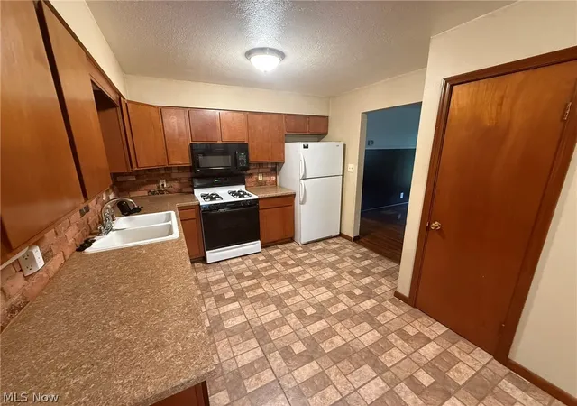 Photo 3 of Single family home for sale at 980 Killinger Rd, Green, OH 44216 | MLS# 5233435 | Listing updated on 2026-09-25