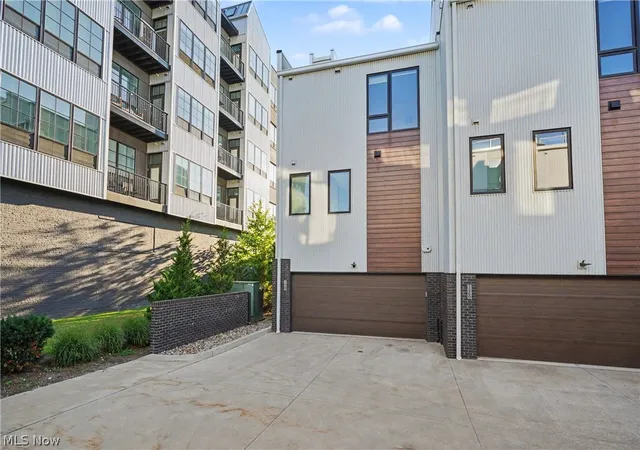 Listing Photo 2 - Condo for sale in building located at 1262 W 70th St, Cleveland, OH 44102