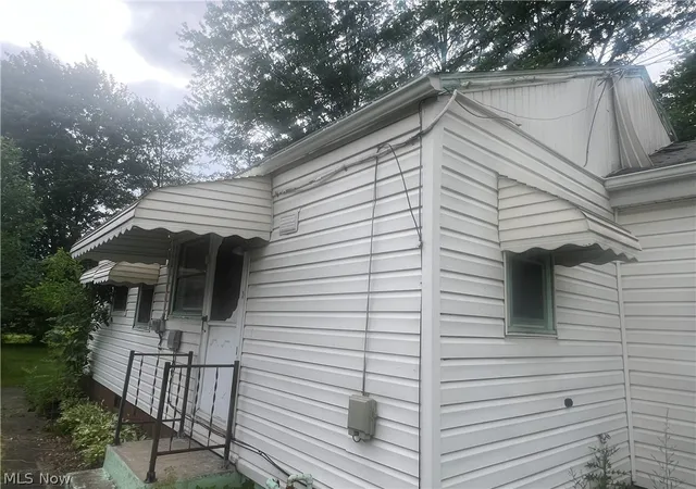 Photo 2 of Single family home for sale at 2085 Clermont Ave Ne, Warren, OH 44483 | MLS# 5233673 | Listing updated on 2026-09-02