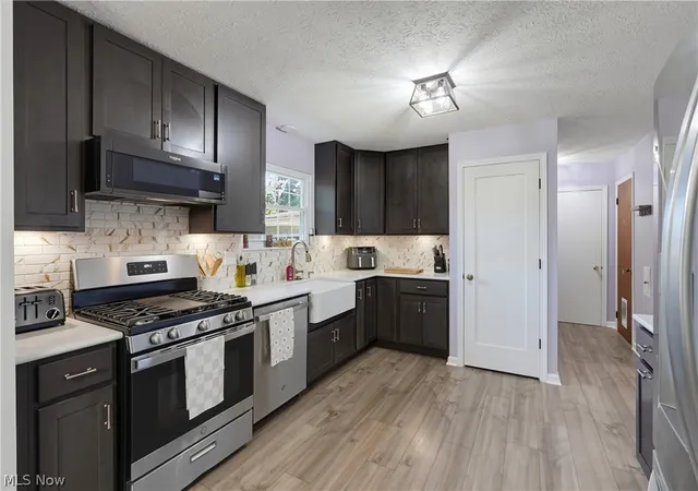 Photo 3 of Sale Pending at 707 Twin Oaks Blvd, Medina, OH 44256 | MLS# 5233672 | Listing updated on 2026-09-08