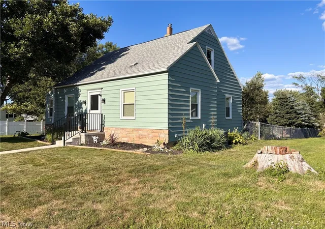 Photo 3 of Single family home for sale at 300 Harding Ave Sw, Massillon, OH 44646 | MLS# 5233332 | Listing updated on 2026-09-08