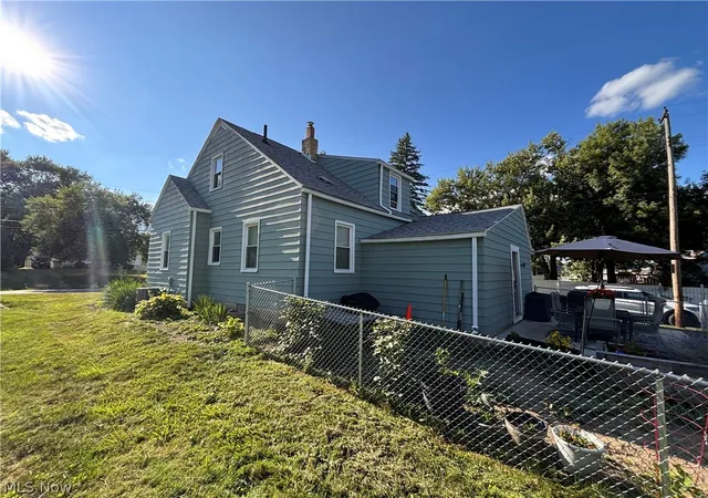Photo 3 of Single family home for sale at 300 Harding Ave SW, Massillon, OH 44646 | MLS# 5233332 | Listing updated on 2026-09-08