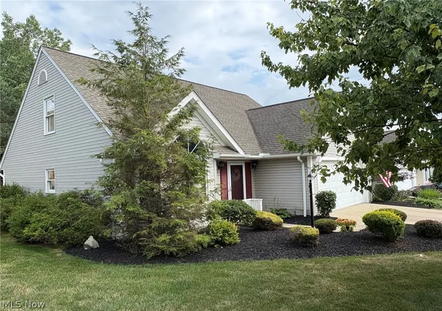 Photo 4 of Sale Pending at 581 Thornberry Ln, Brunswick, OH 44212 | MLS# 5233568 | Listing updated on 2026-09-10