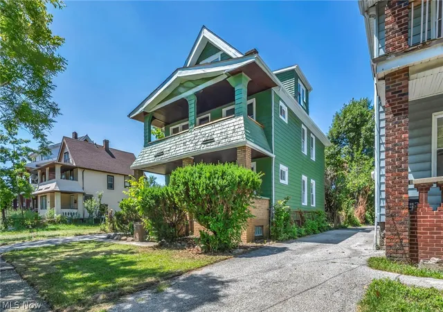 Listing Photo 4 - Condo for sale in building located at 15517 Kipling Ave, Cleveland, OH 44110