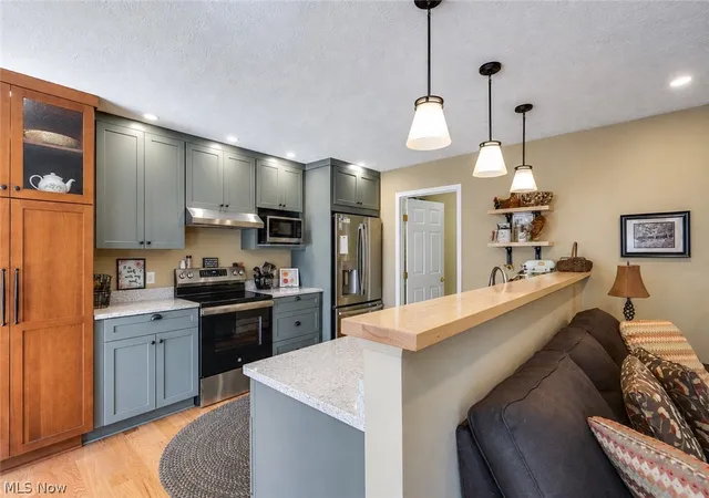 Photo 2 of Single family home for sale at 824 Willow Crk Dr, Fairlawn, OH 44333 | MLS# 5233255 | Listing updated on 2026-09-11