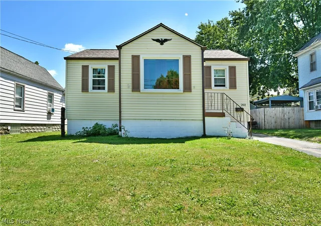 Photo 2 of Sale Pending at 202 Elm St, Struthers, OH 44471 | MLS# 5234141 | Listing updated on 2026-09-02