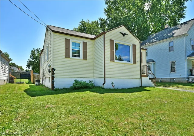Photo 3 of Sale Pending at 202 Elm St, Struthers, OH 44471 | MLS# 5234141 | Listing updated on 2026-09-02