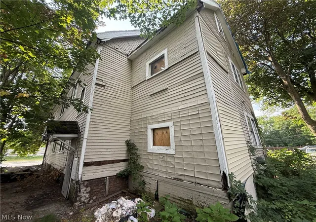 Listing Photo 2 - Condo for sale in building located at 3384 E 121st St, Cleveland, OH 44120