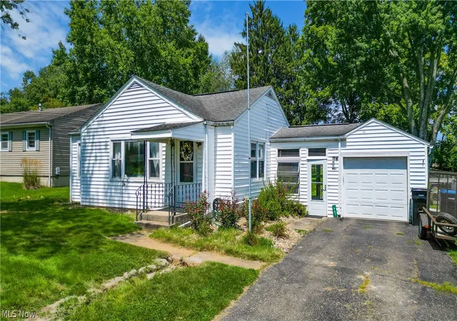 Photo 1 of Single family home for sale at 987 Country Clb Dr, Zanesville, OH 43701 | MLS# 5233987 | Listing updated on 2026-09-03