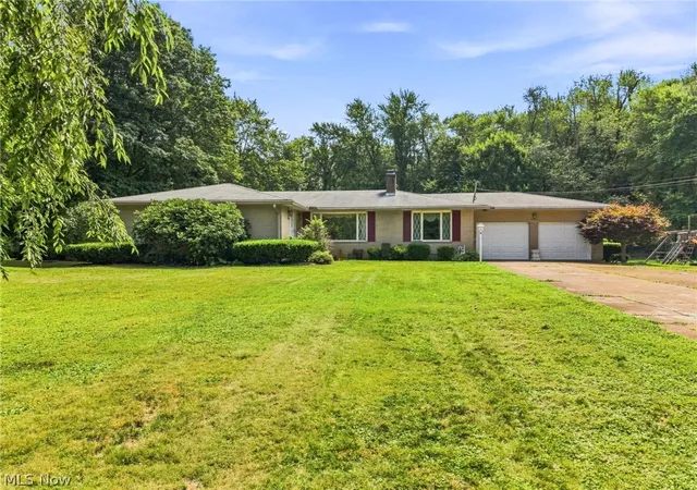 Photo 1 of Single family home for sale at 1129 Oak Tree Rd, Akron, OH 44320 | MLS# 5233035 | Listing updated on 2026-09-30