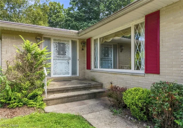 Photo 2 of Single family home for sale at 1129 Oak Tree Rd, Akron, OH 44320 | MLS# 5233035 | Listing updated on 2026-09-30