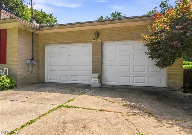 Photo 3 of Single family home for sale at 1129 Oak Tree Rd, Akron, OH 44320 | MLS# 5233035 | Listing updated on 2026-09-30