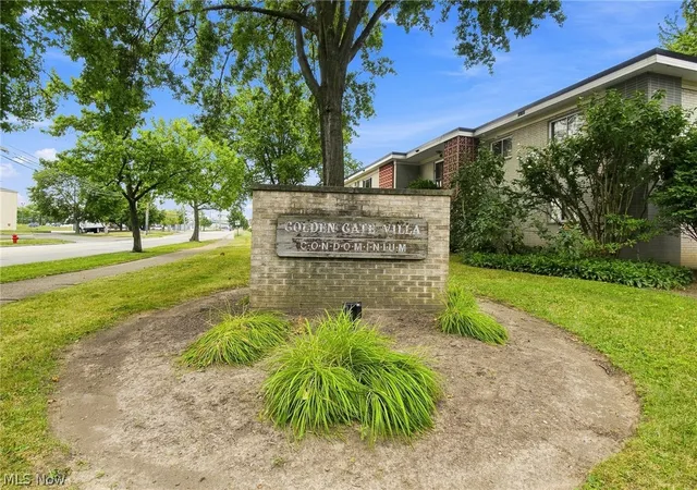 Listing Photo 2 - Condo for sale in building located at 1402 Golden Gate Blvd, Mayfield Heights, OH 44124 - Unit #G203