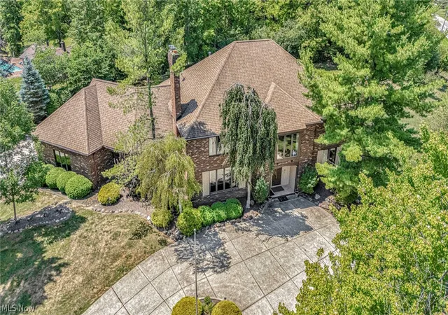 Single family home for sale at 10 Woodburn Dr, Chagrin Falls, OH 44022 | MLS# 5221562