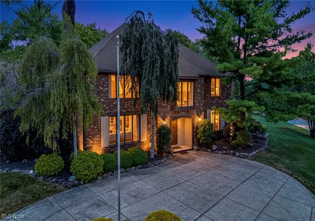 Photo 1 of Single family home for sale at 10 Woodburn Dr, Chagrin Falls, OH 44022 | MLS# 5221562 | Listing updated on 2026-09-11