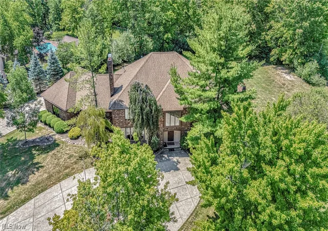 Photo 2 of Single family home for sale at 10 Woodburn Dr, Chagrin Falls, OH 44022 | MLS# 5221562 | Listing updated on 2026-09-11