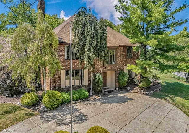 Photo 3 of Single family home for sale at 10 Woodburn Dr, Chagrin Falls, OH 44022 | MLS# 5221562 | Listing updated on 2026-09-11