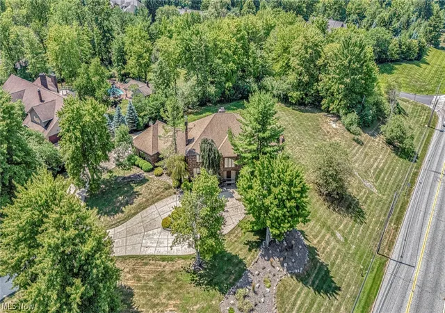 Photo 4 of Single family home for sale at 10 Woodburn Dr, Chagrin Falls, OH 44022 | MLS# 5221562 | Listing updated on 2026-09-11