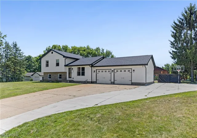 Photo 3 of Single family home for sale at 1524 Hightower Dr, Uniontown, OH 44685 | MLS# 5234142 | Listing updated on 2026-10-05