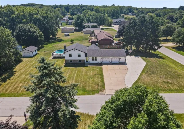 Photo 3 of Single family home for sale at 1524 Hightower Dr, Uniontown, OH 44685 | MLS# 5234142 | Listing updated on 2026-10-05