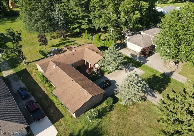 Photo 2 of Single family home for sale at 43254 Dellefield Rd, Elyria, OH 44035 | MLS# 5229720 | Listing updated on 2026-09-11