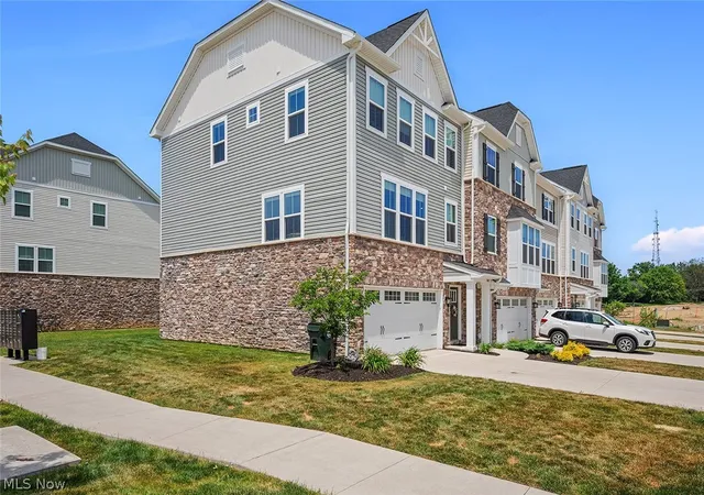 Photo 3 of Sale Pending at 3419 Links Dr, Fairlawn, OH 44333 | MLS# 5234508 | Listing updated on 2026-09-09