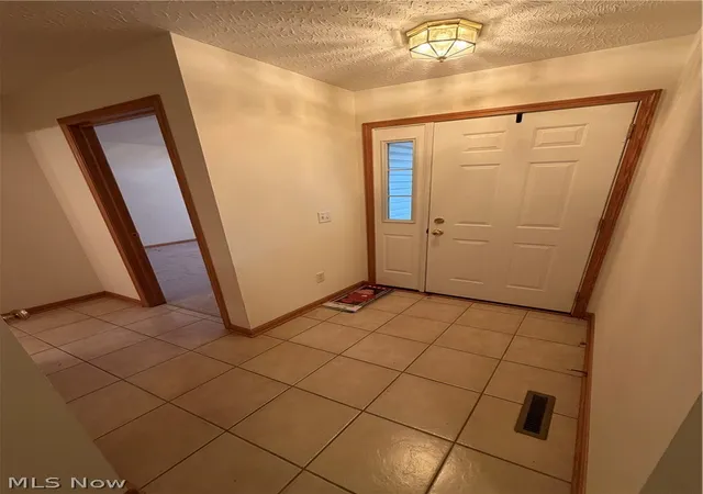 Listing Photo 5 - Condo for sale in building located at 1437 Waters Edge Dr, Akron, OH 44313