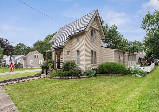 Photo 3 of Single family home for sale at 192 W 5th Street, Salem, OH 44460 | MLS# 5233382 | Listing updated on 2026-09-08