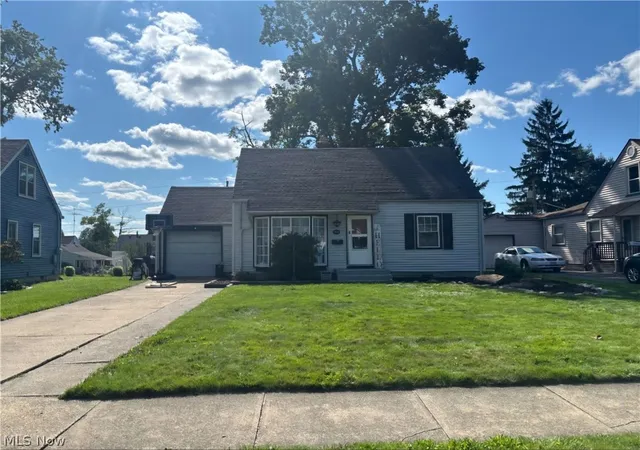 Photo 1 of Sale Pending at 595 Bonnie Brae Ave Ne, Warren, OH 44483 | MLS# 5234765 | Listing updated on 2026-09-03