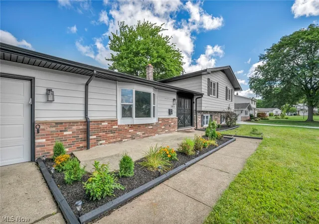 Photo 3 of Single family home for sale at 28610 Lynhaven Dr, North Olmsted, OH 44070 | MLS# 5233714 | Listing updated on 2026-09-22