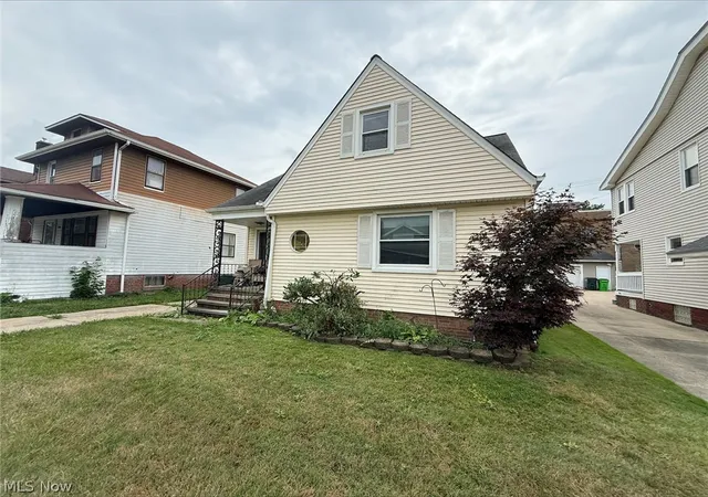 Photo 4 of Single family home for sale at 9512 Dorothy Ave, Cleveland, OH 44125 | MLS# 5235014 | Listing updated on 2026-09-02