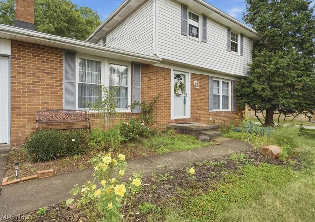 Photo 3 of Single family home for sale at 1120 20th Street Sw, Massillon, OH 44647 | MLS# 5235045 | Listing updated on 2026-09-11
